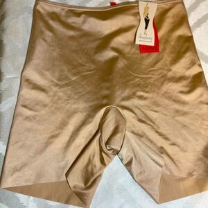 NWT Spanx Power Conceal Mid Thigh Short Beige New M